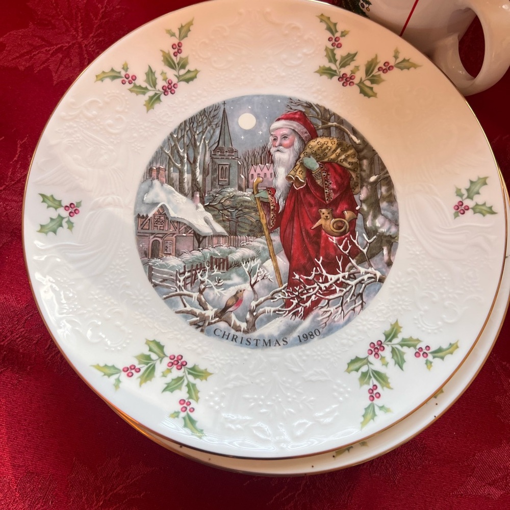 Royal Doulton Christmas Plate with Holly Design